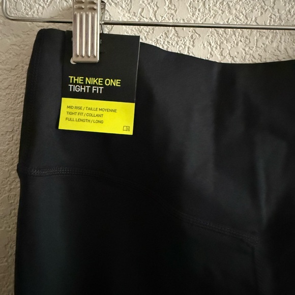 Nike Black Tight Fit Leggings - Picture 2 of 2